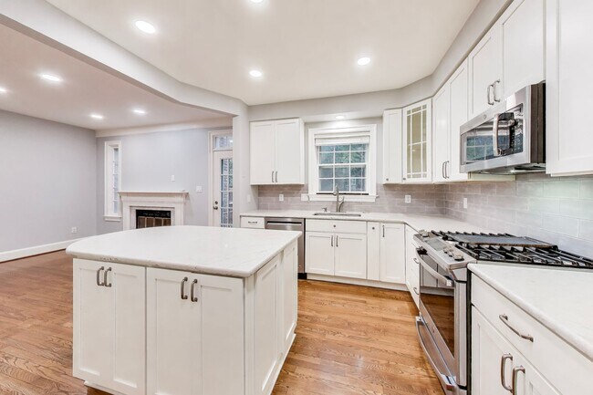 Building Photo - Spectacular 3 Bed + LOFT + 3.5 Bath- Custom Kitchen & Master Retreat w/ Beautiful Updates