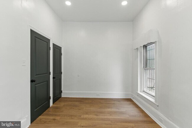 Building Photo - 1637 W Girard Ave