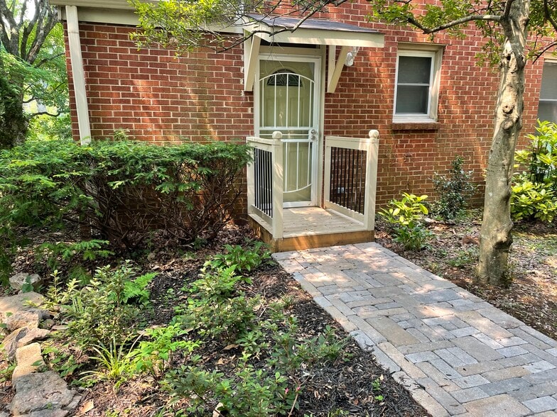 Front porch - 323 Bowwood Dr