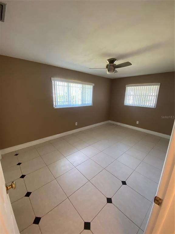 Building Photo - 586 E Lake Dr