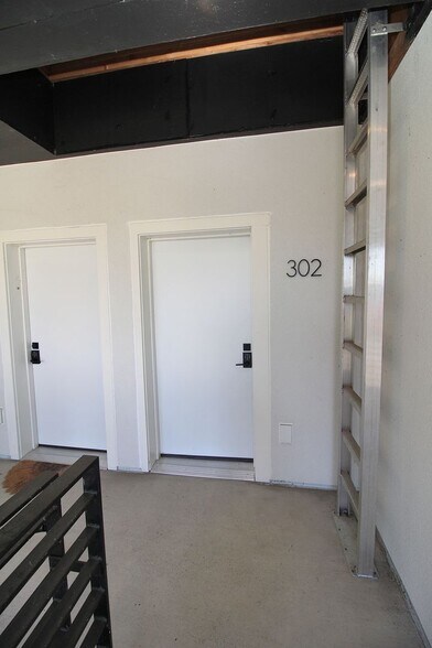 Building Photo - 7530 N Richmond Ave