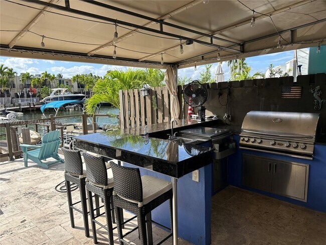 Building Photo - 925 NE 26th Ave