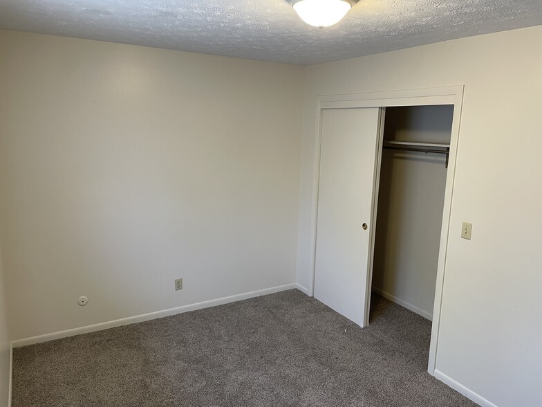 Building Photo - 204 E 9th St