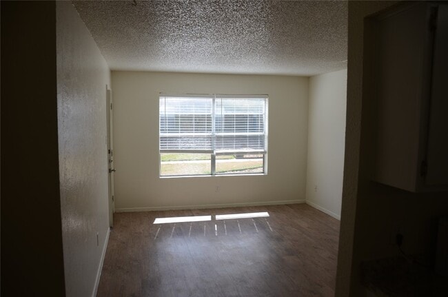 Building Photo - 448 N Joekel Ave