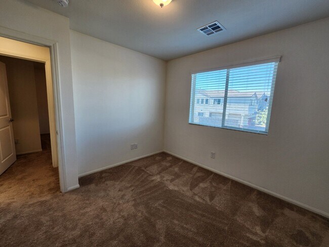 Building Photo - Spring Valley close to Restaurants and Shopping