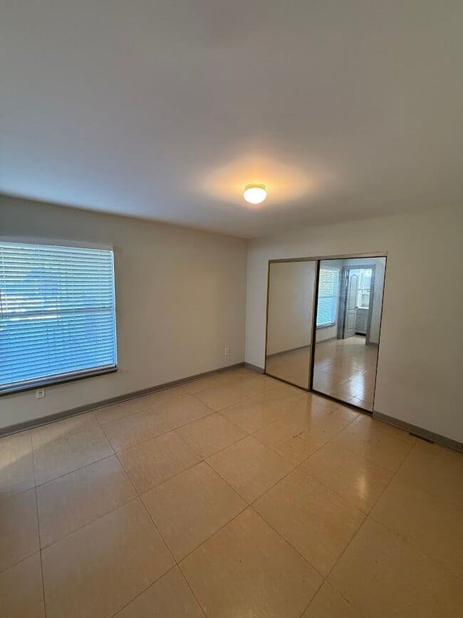 Building Photo - 3 Bedroom 2 Bathroom Granada Hills Home (Main House) Great Location!