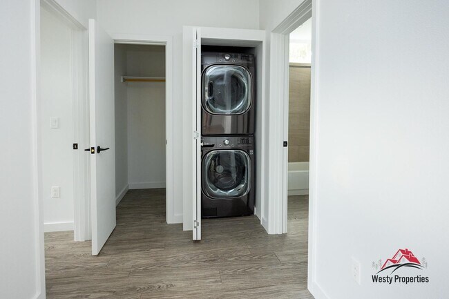 Building Photo - 4647 SE 40th Ave