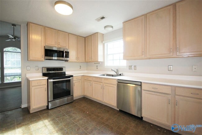 Building Photo - 252 Mountain Creek Dr