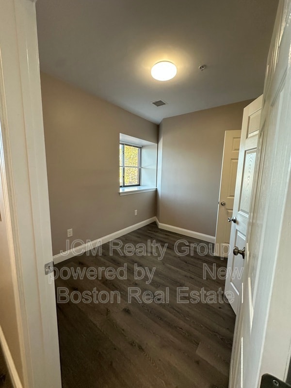 Building Photo - 191 N Common St