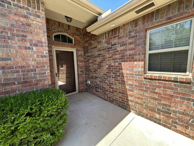 Building Photo - Elegant Living in the Heart of OKC – Impec...