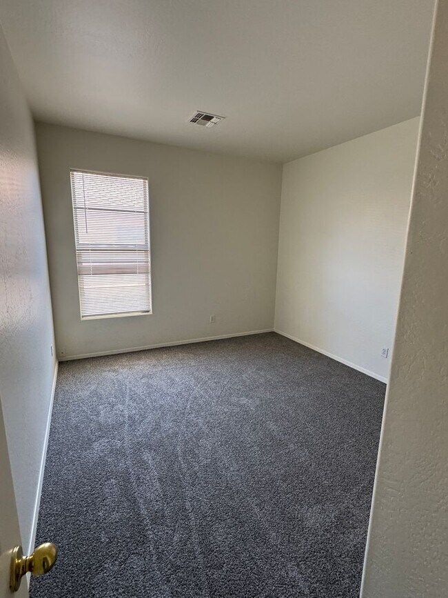 Building Photo - NEW PAINT, NEW CARPET Spacious 3 bedroom p...
