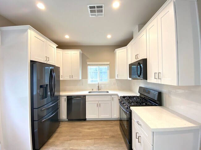 Building Photo - 4BD house on Montezuma, Private Yard and Driveway! (Lease out, pending signatures. Check back in ...