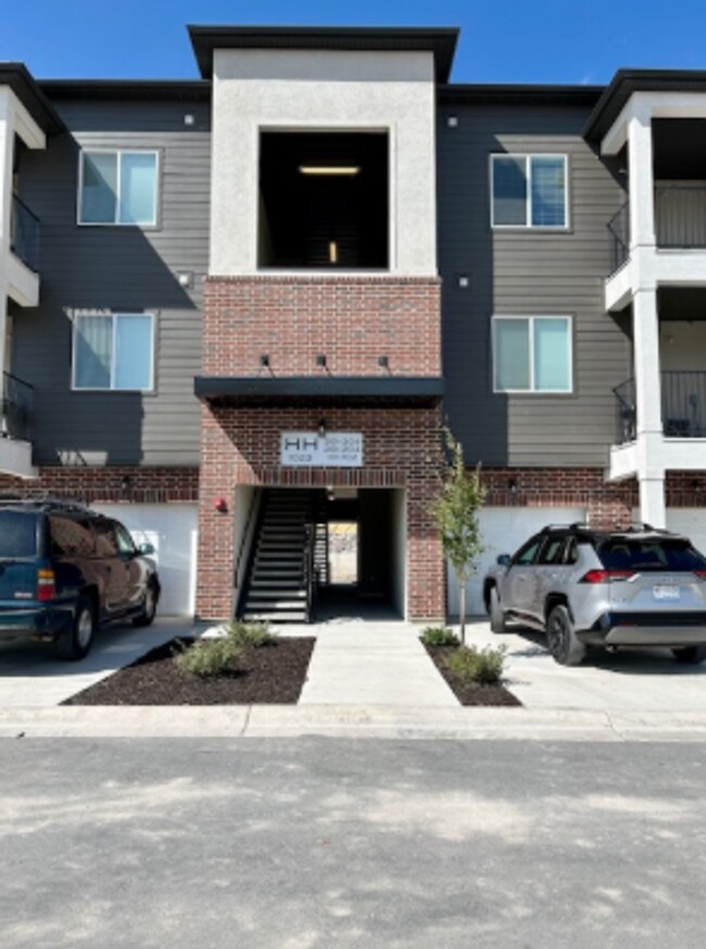 Primary Photo - Modern 3-Bedroom Condo for Rent in Lehi – ...