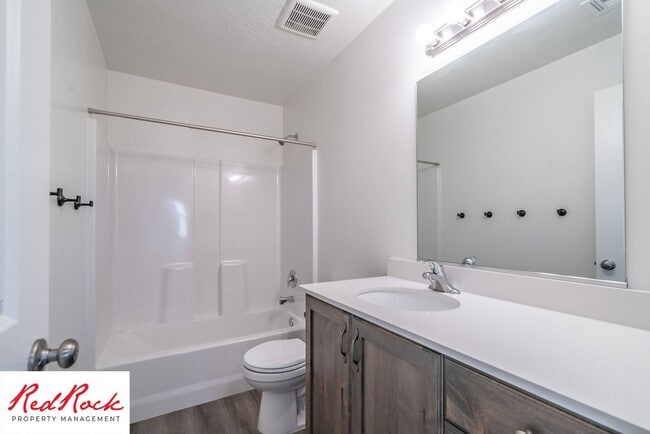 Building Photo - Private 4 Bedroom Corner Unit