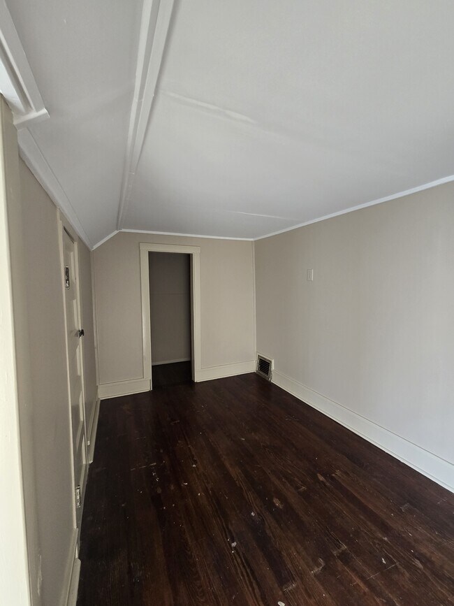 Building Photo - 517 S Vine St