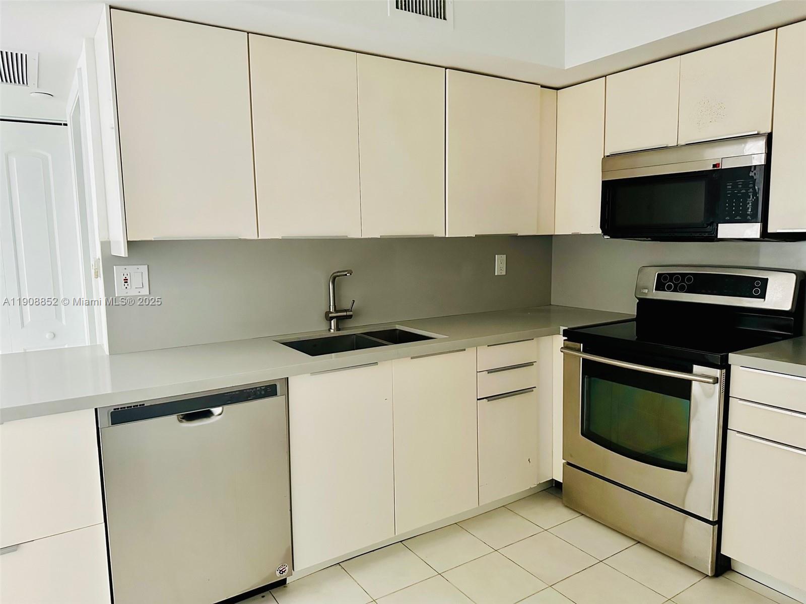 Building Photo - 19101 NE 36th Ct