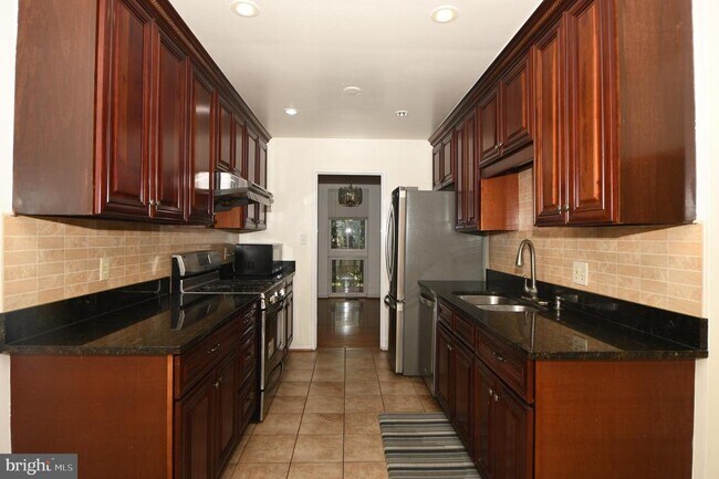 Building Photo - 8147 Inverness Ridge Rd
