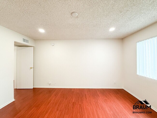 Building Photo - 221 W Elm Ave