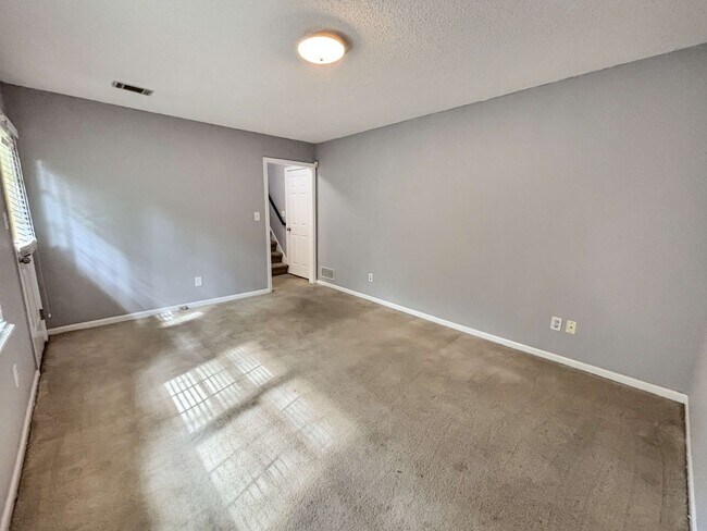 Building Photo - Beautiful and Comfortable Home in Mableton!