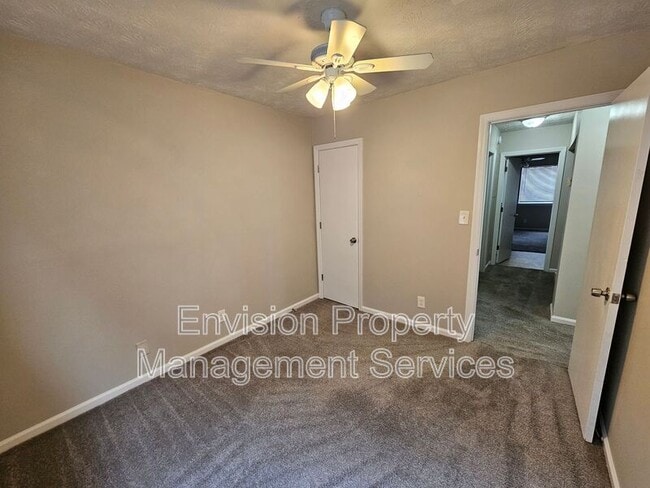 Building Photo - 8577 Pineview Ln