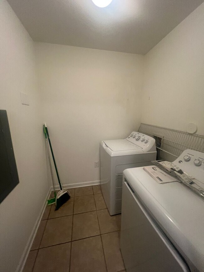 Building Photo - Central Wilmington, ground floor end unit, large 2 BR with porch(The Gardens)