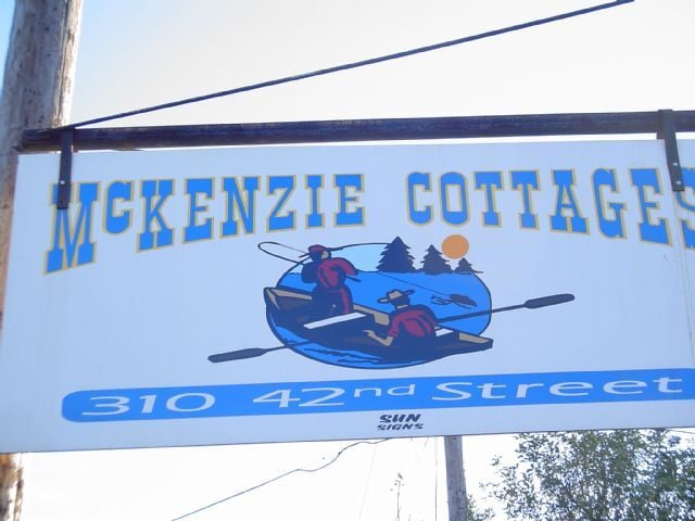 Building Photo - Mid-Springfield apartment w/garage and w/s/g/e paid