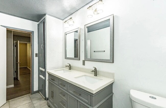 Building Photo - Spacious 4 bedroom 2 bathroom close to Texas Tech!