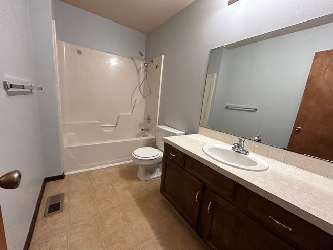 Building Photo - Spacious 3 Bedroom, 2 Bath Duplex