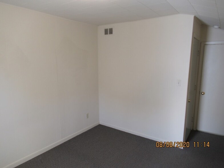 Building Photo - 419 E 12th St