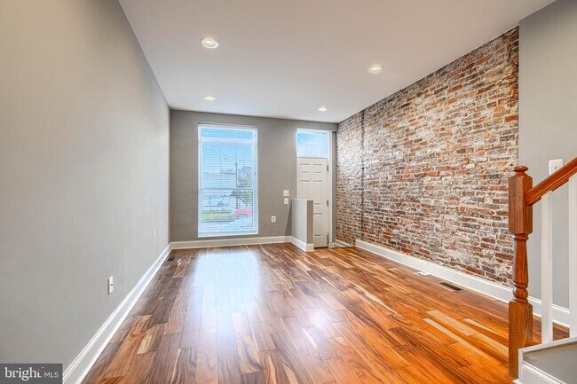 Building Photo - 1620 E Clement St