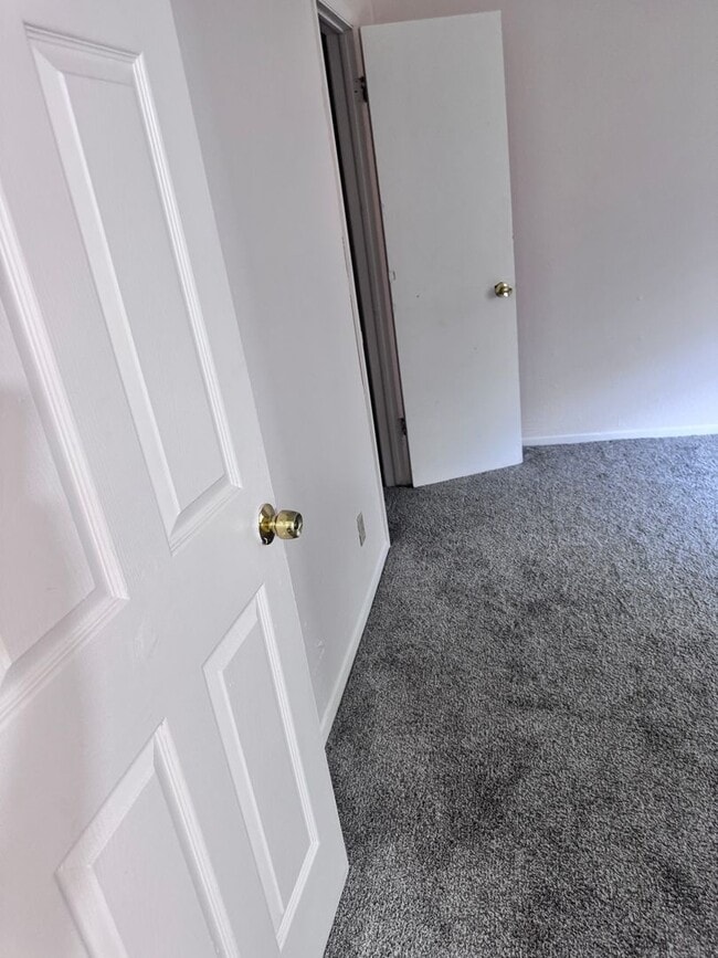 Building Photo - 2 Bedroom 1 Bath Duplex