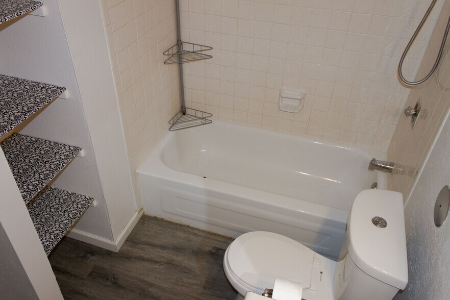 Full bathroom - 5995 W Hampden Ave