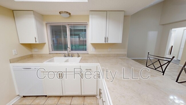 Building Photo - 680 Roger Sherman St