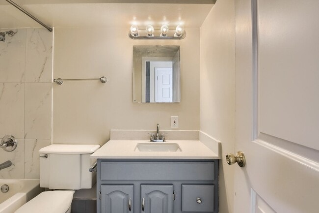 Building Photo - 2 Bedroom condo in Denver