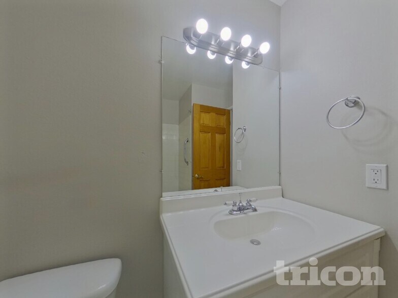 Building Photo - 3134 S Richfield St