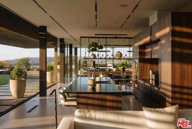 Building Photo - 9344 Nightingale Dr