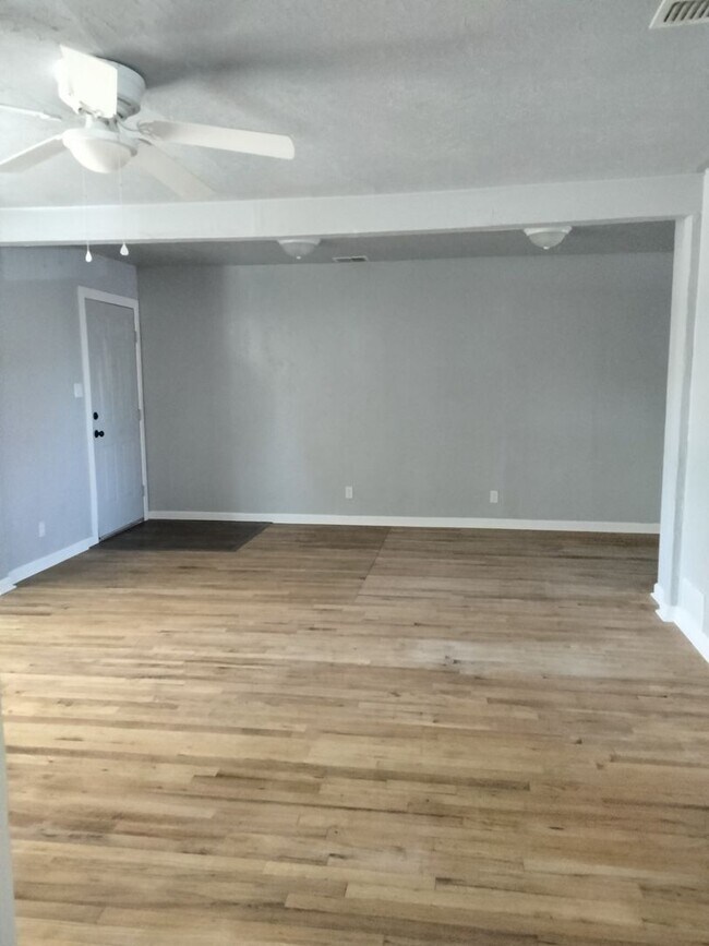 Building Photo - Beautiful Newly Renovated 3 Bedroom Home! ...