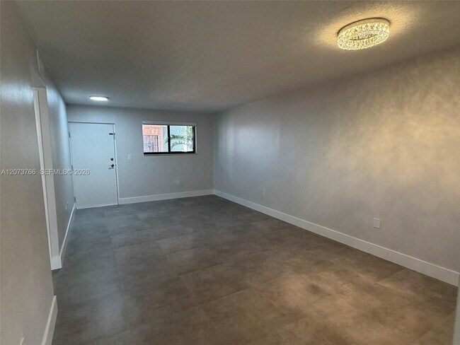 Building Photo - 1360 W 41st St