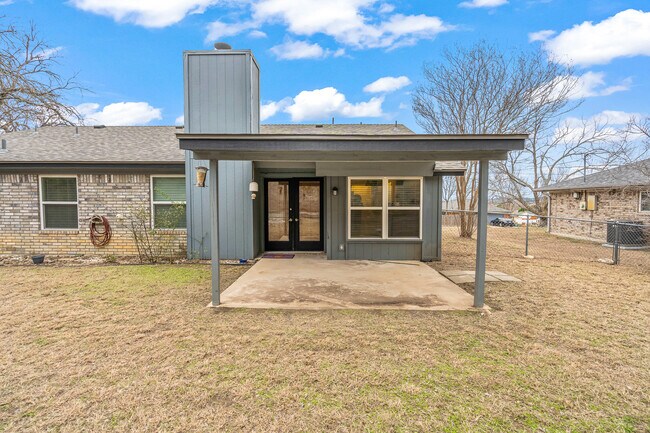 Building Photo - 2413 Phyllis Dr