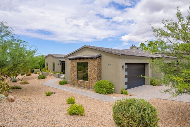 Building Photo - 8742 E Woodley Way