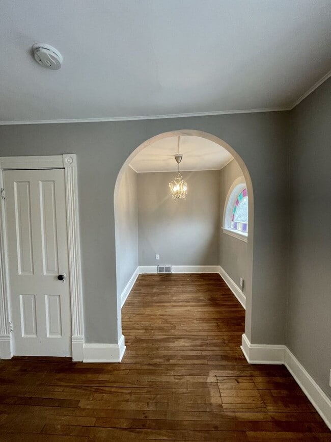 Building Photo - Huge 5-bed 2-bath house with 3rd level family room. Avail June 5 2026