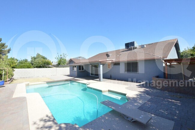 Building Photo - 2218 W Palomino Dr