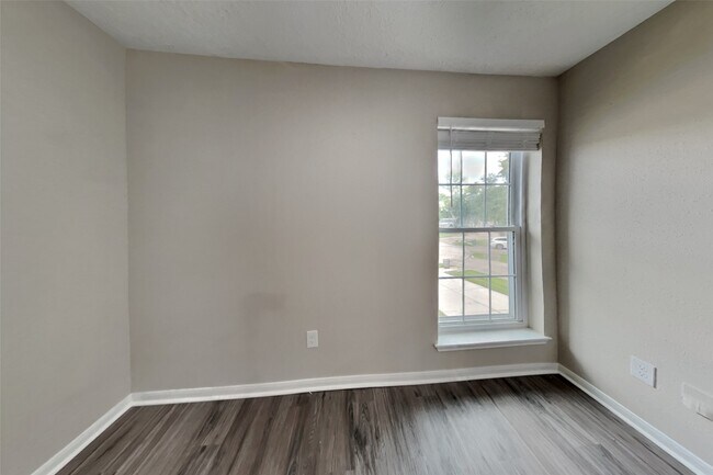 Building Photo - 5511 Pipingwood Dr