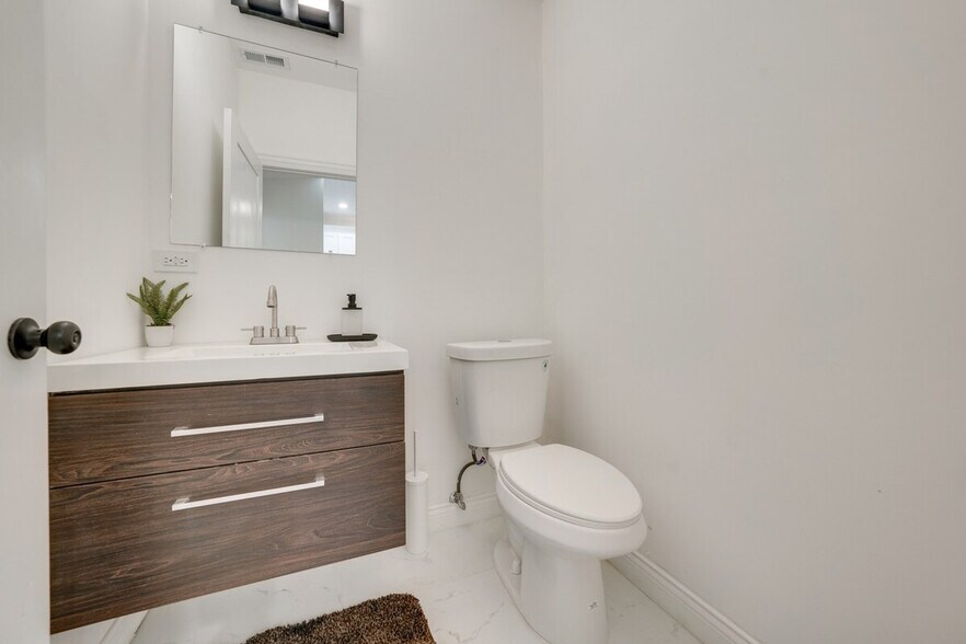 Building Photo - 4727D Yender Ave