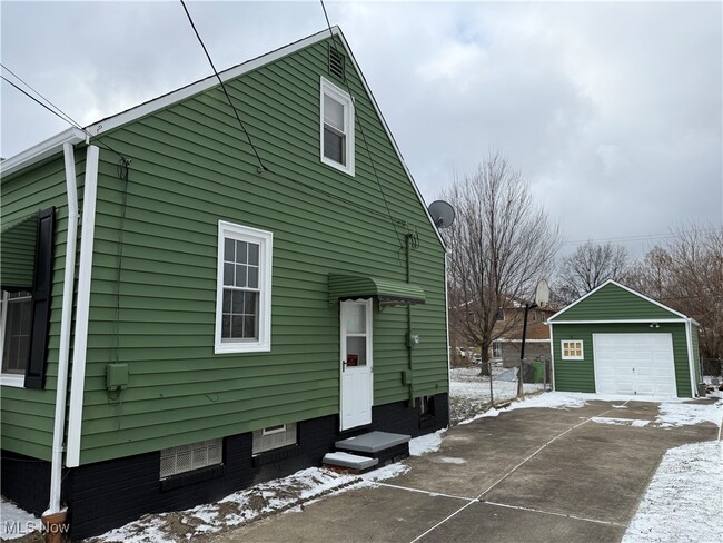 Building Photo - 920 E 218th St