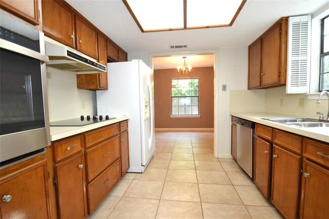 Building Photo - 8833 Tallwood Dr