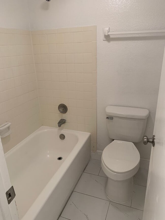 Building Photo - FOR RENT!!! SPACIOUS 3 BEDROOM 2 BATHROOM ...