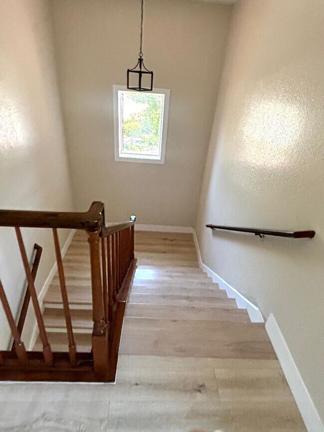Building Photo - Stylishly Remodeled 2-Bedroom Gem in Redwood City