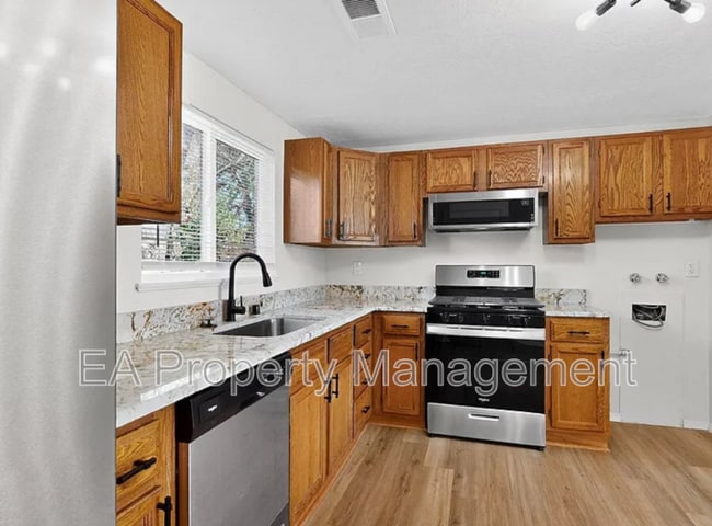Building Photo - 1055 Betts St NE