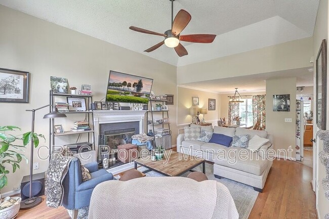 Building Photo - 2318 N England Ct